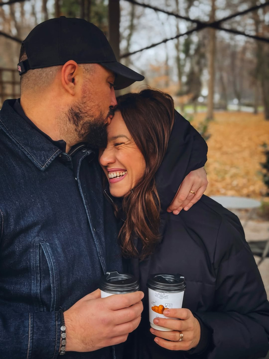 Наталка Карпа пообіймалася з чоловіком