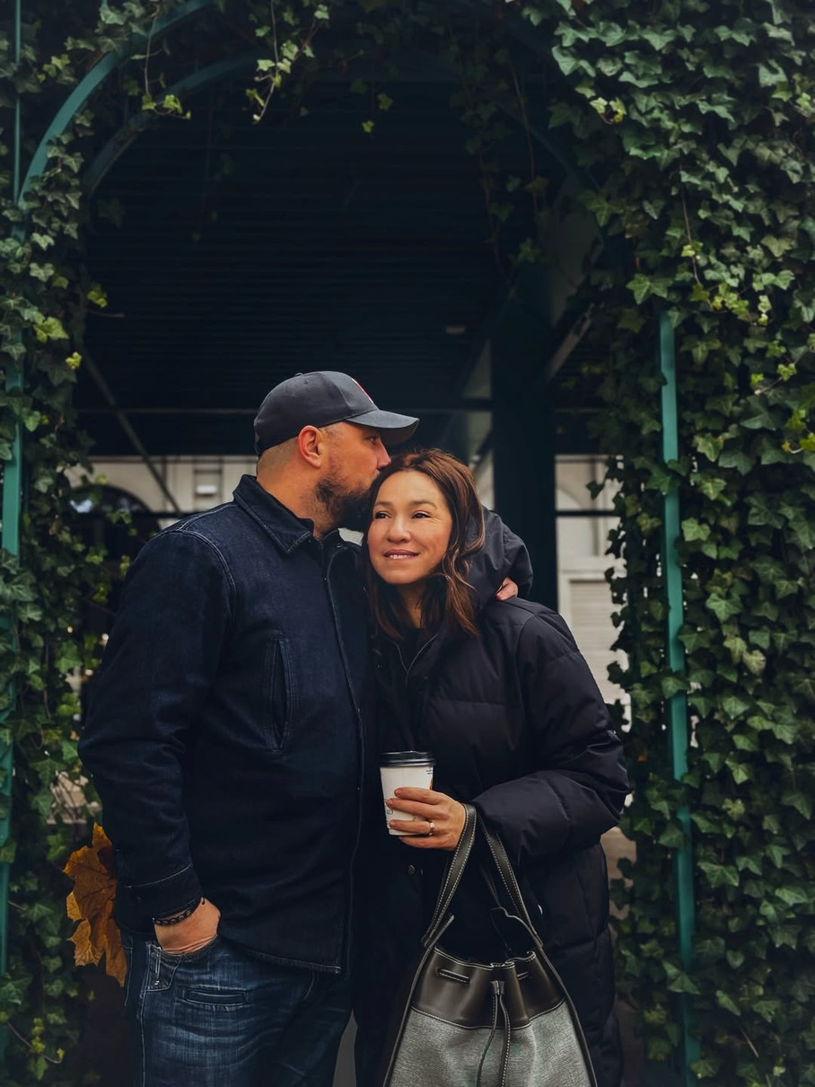 Наталка Карапа показалася в обіймах чоловіка