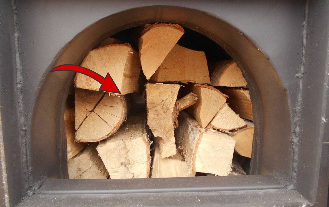 Господині розповіли, як очистити димар сумішшю для пічки 