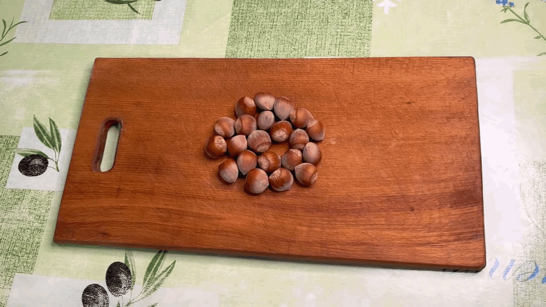 Експерти розповіли, як легко та зручно розколоти горіхи фундука 