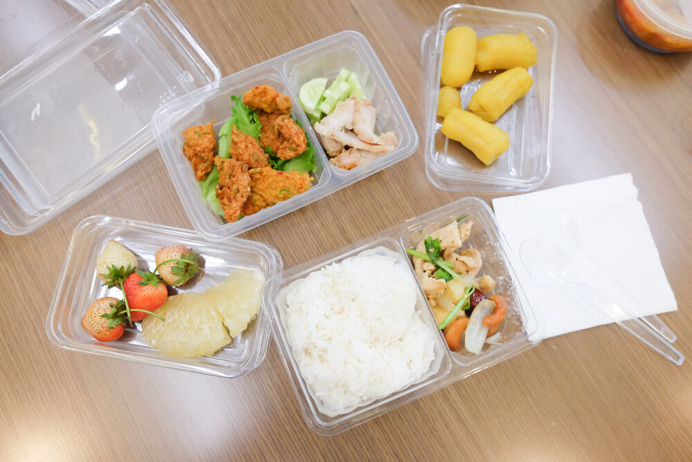 їжа в пластиковій посуді