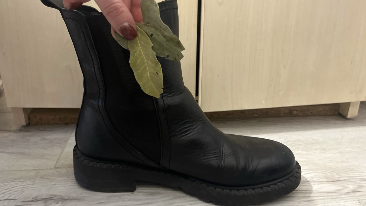 Господині розповіли, як за допомогою соди прибирати неприємний запах у взутті 