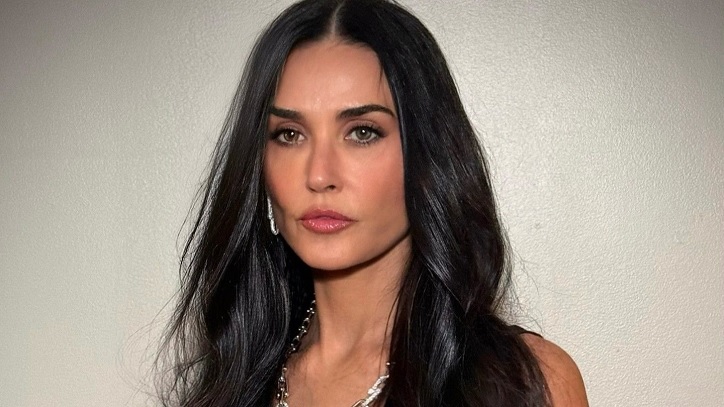 Демі Мур розкритикували за глибокий виріз сукні