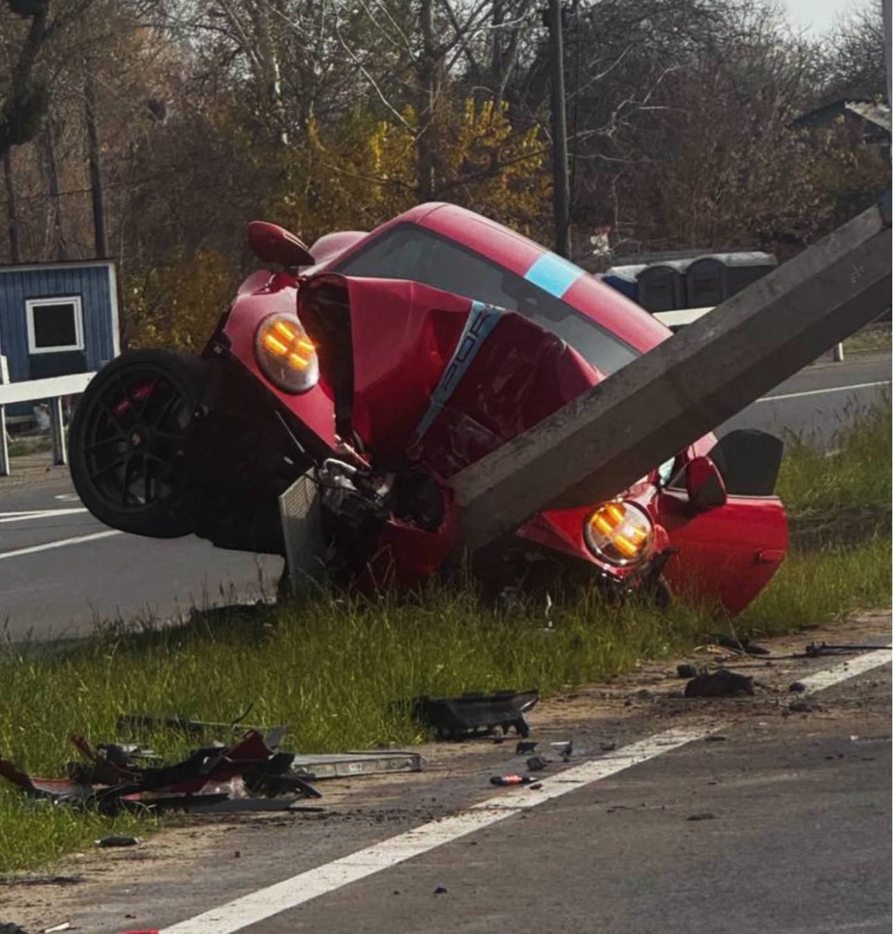 Porsche 911 GTS розбився на Русанівці: 541 кінська сила не врятувала від слизького асфальту