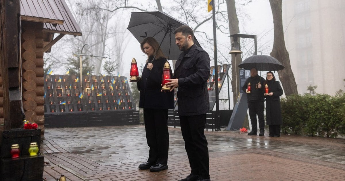 Були у чорних вбраннях: Володимир та Олена Зеленські взяли участь у пам'ятній церемонії