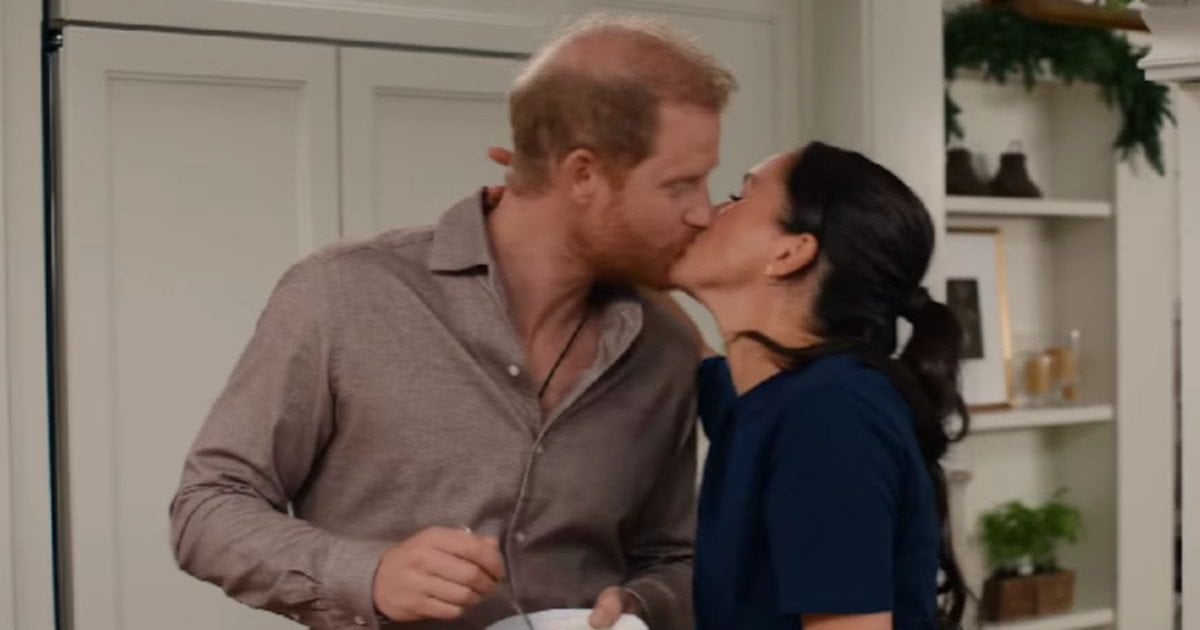 Вони цілуються в кадрі: принц Гаррі знявся в епізоді святкового шоу своєї дружини Меган Маркл