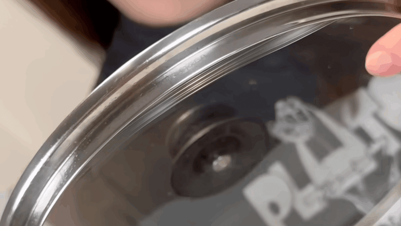 Господині розповіли, як швидко відмити кришки від сковорідки зі старим нагаром 