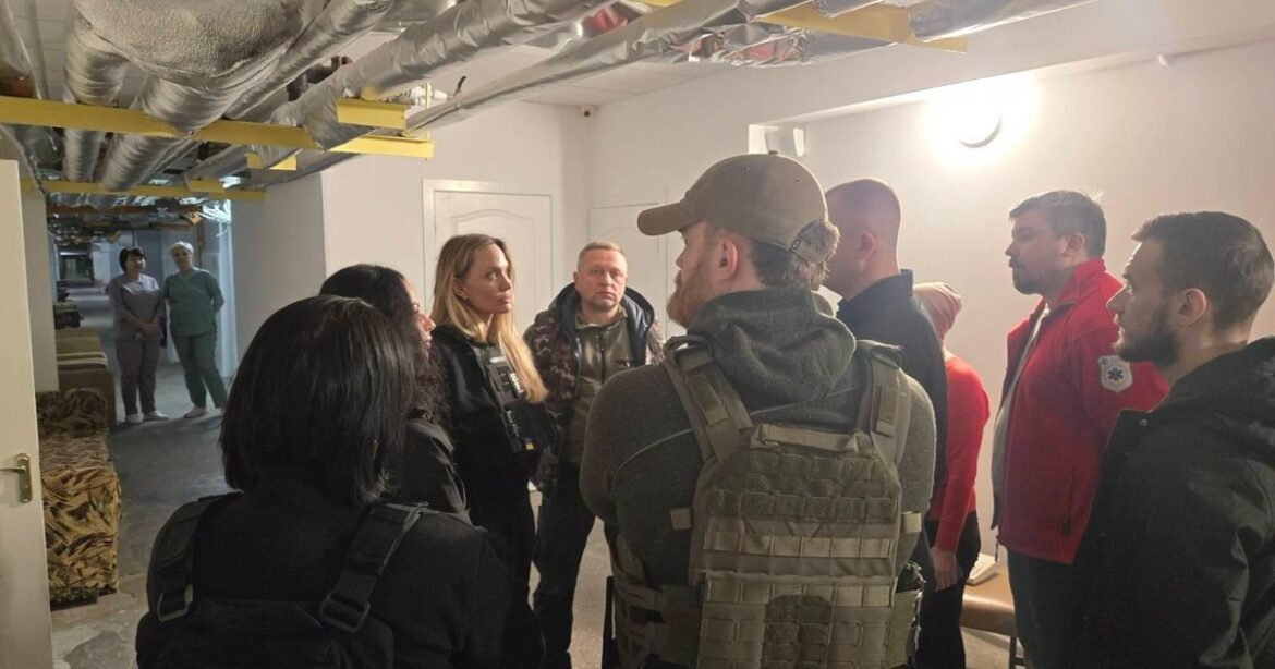 Джолі покинула Україну: прикордонники показали фото з кінозіркою