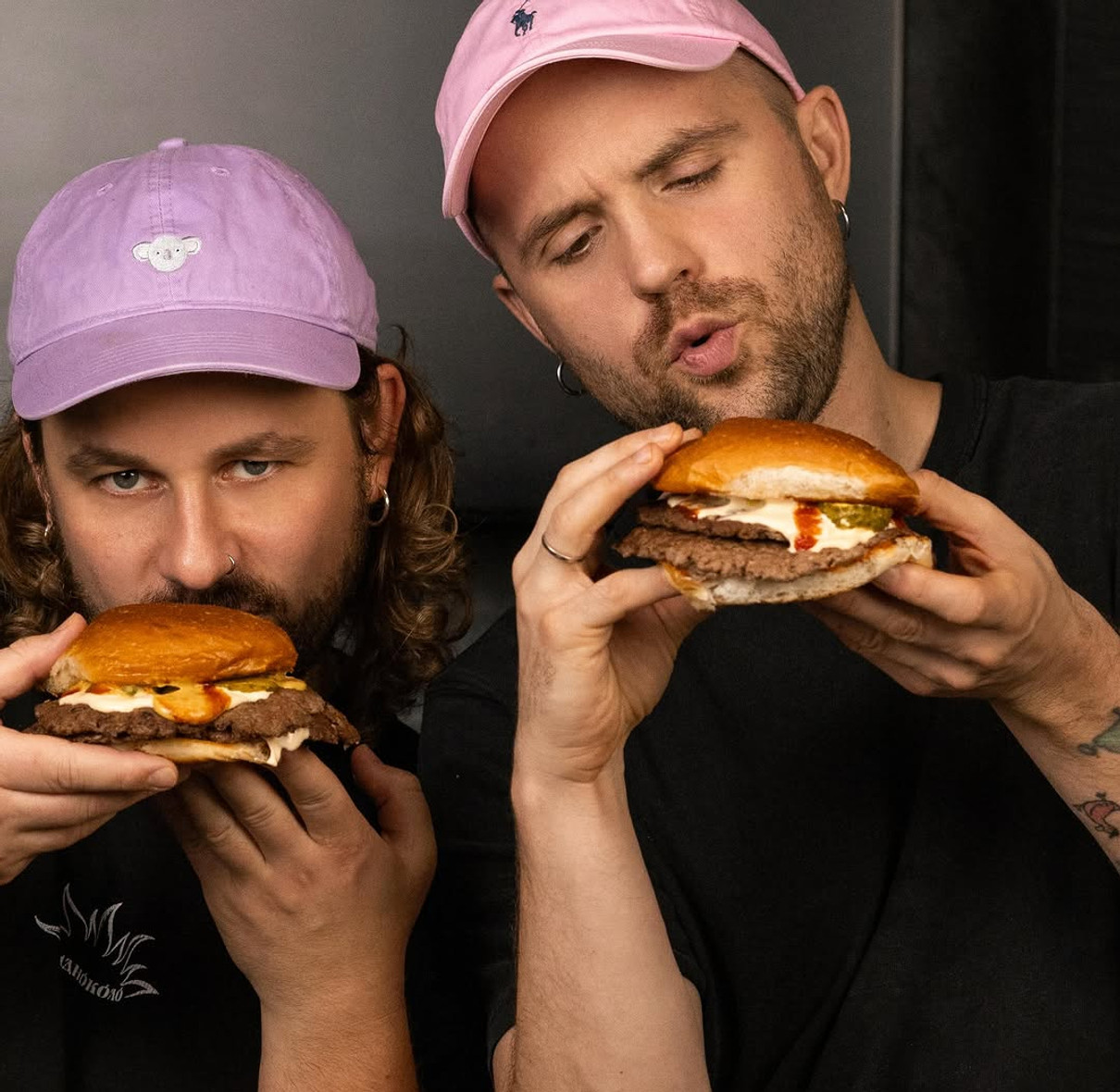 Кацурін поділився рецептом соковитого смеш бургера (відео)