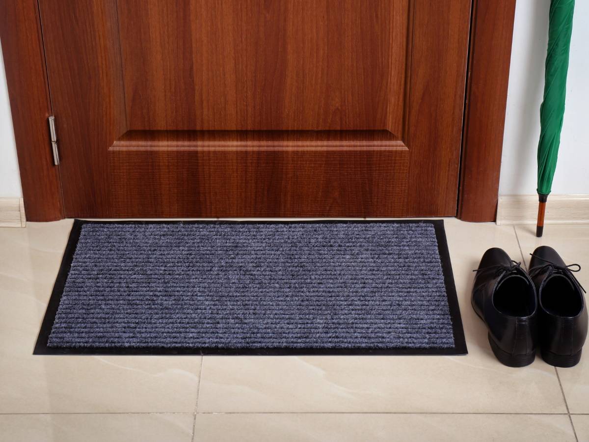 Експерти розповіли, як висушити підлогу вдома доступним та ефективним способом