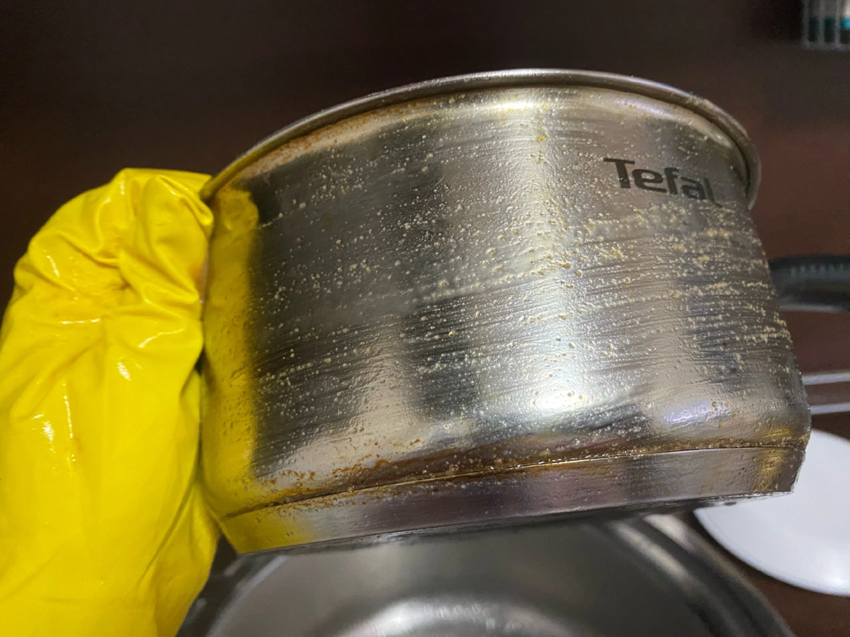 Експерти розповіли про спосіб, як відмити старий наліт на посуді, аби він був чистим і блискучим