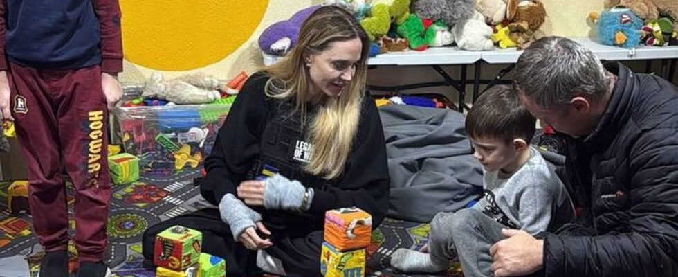 Пройшла через кордон пішки і отримала особливий подарунок: нові подробиці візиту Джолі