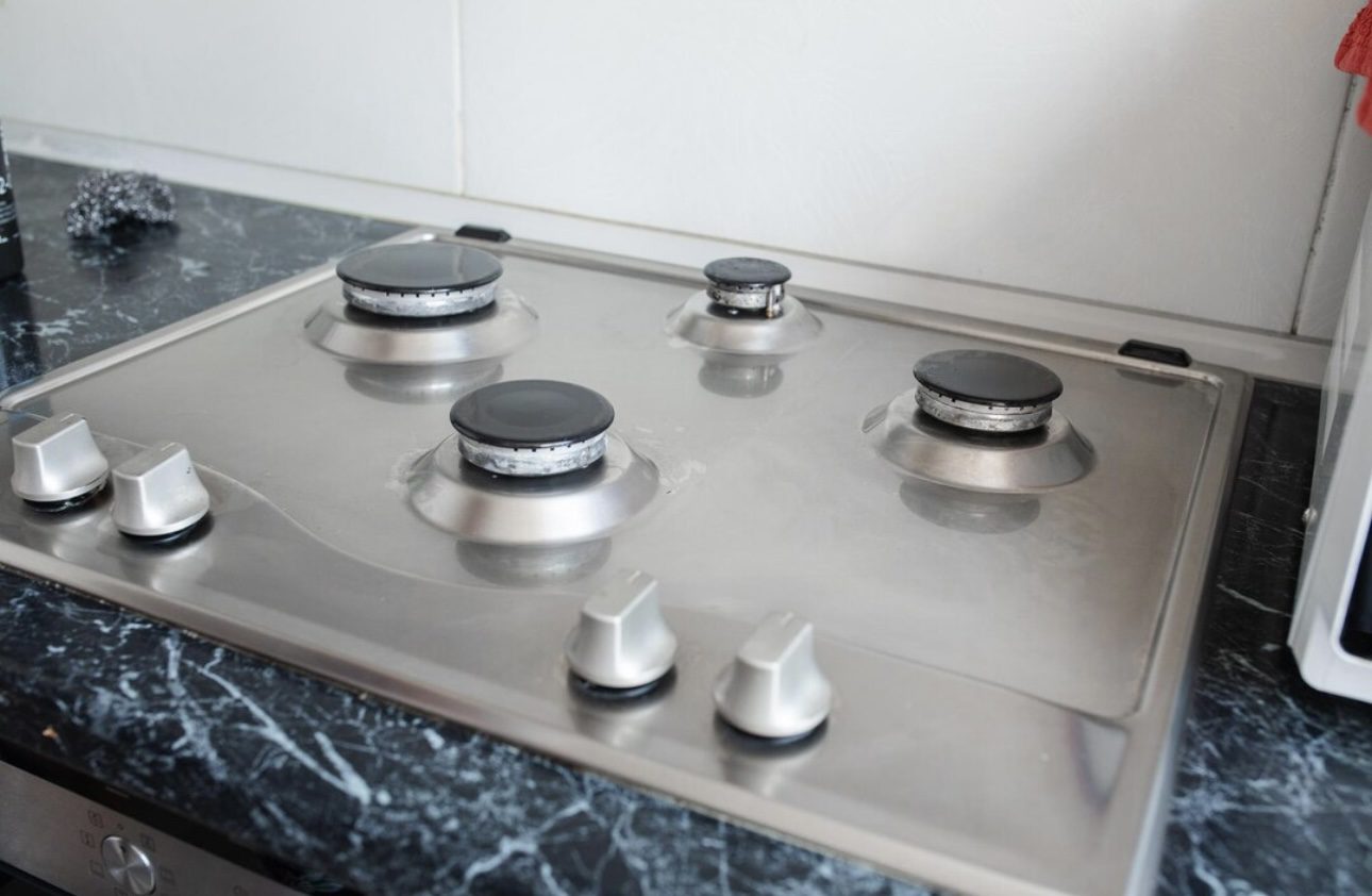 Господині назвали дієвий спосіб очищення плитки в квартирі 