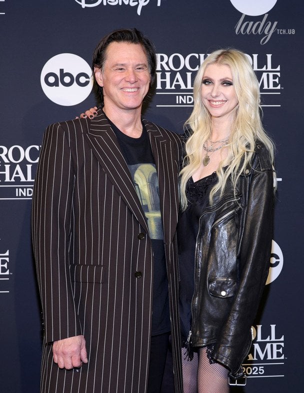 Джим Керрі та Тейлор Момсен / © Getty Images