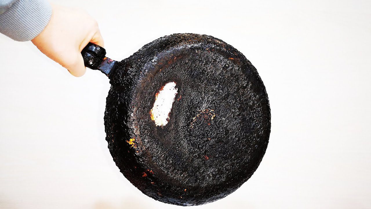 Експерти розповіли, як відчистити застралій жир та нагар зі сковороди