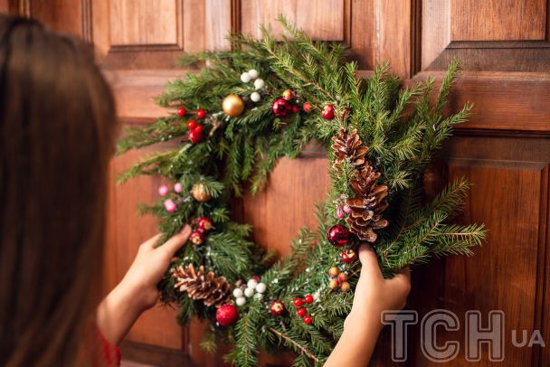 Різдвяний вінок на дверях / © Credits