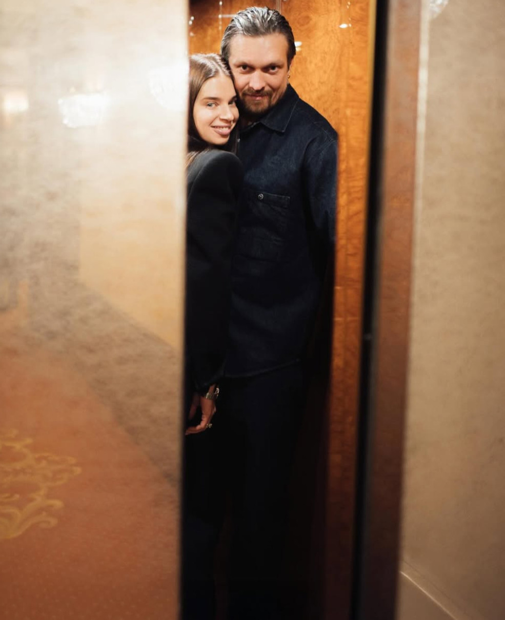 Олександр Усик обійняв ефектну дружину для фото в ліфті
