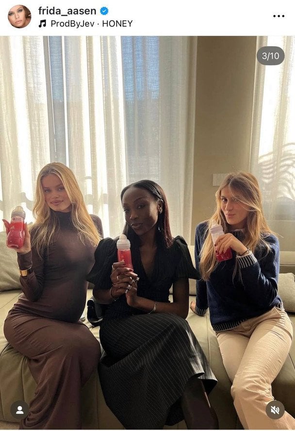 Фріда Аасен із подругами / © Instagram Фріди Аасен
