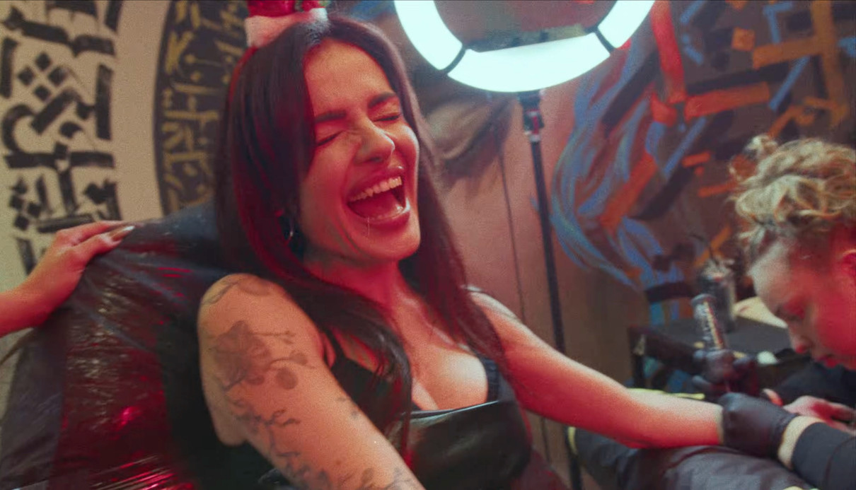 MamaRika зробила тату під час зйомок кліпу