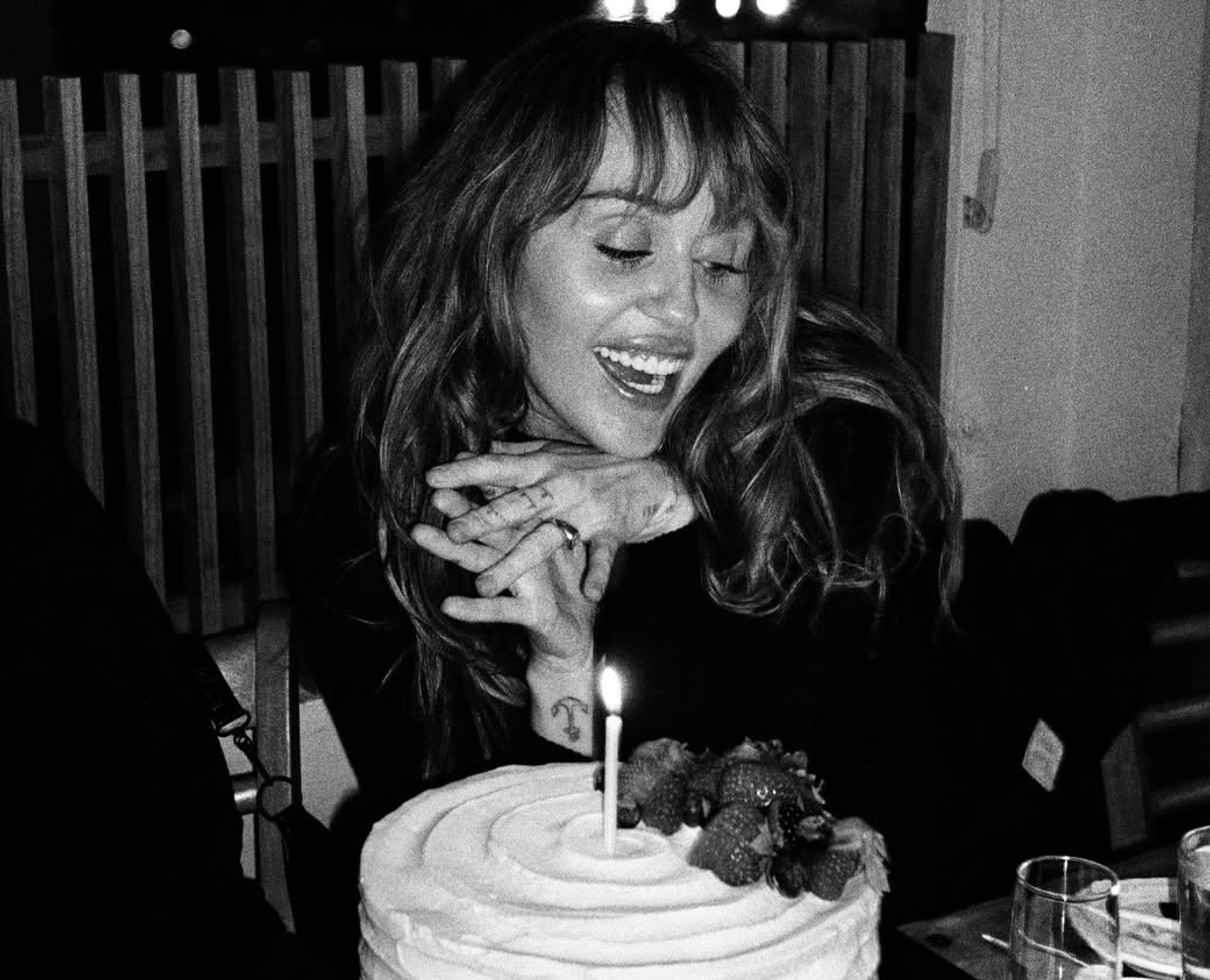 Майлі Сайрус похвалилася дорогоцінною обручкою, ймовірно від коханого