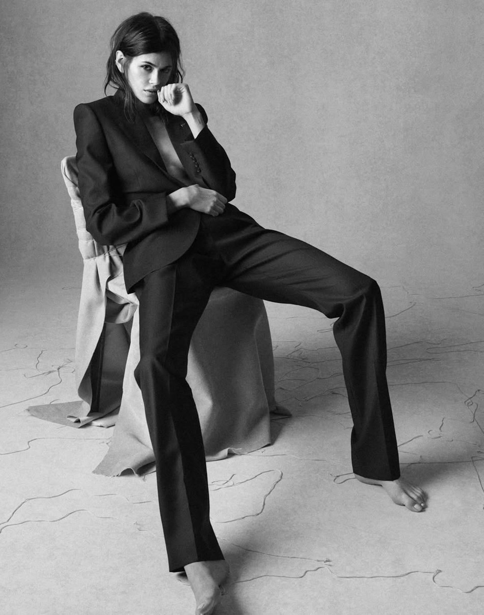 Дочка Кроуфорд попозувала в піджаку на голе тіло в глянці