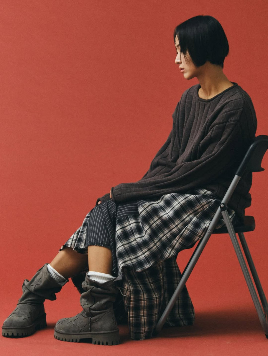 Дівчина позує у картатому образі