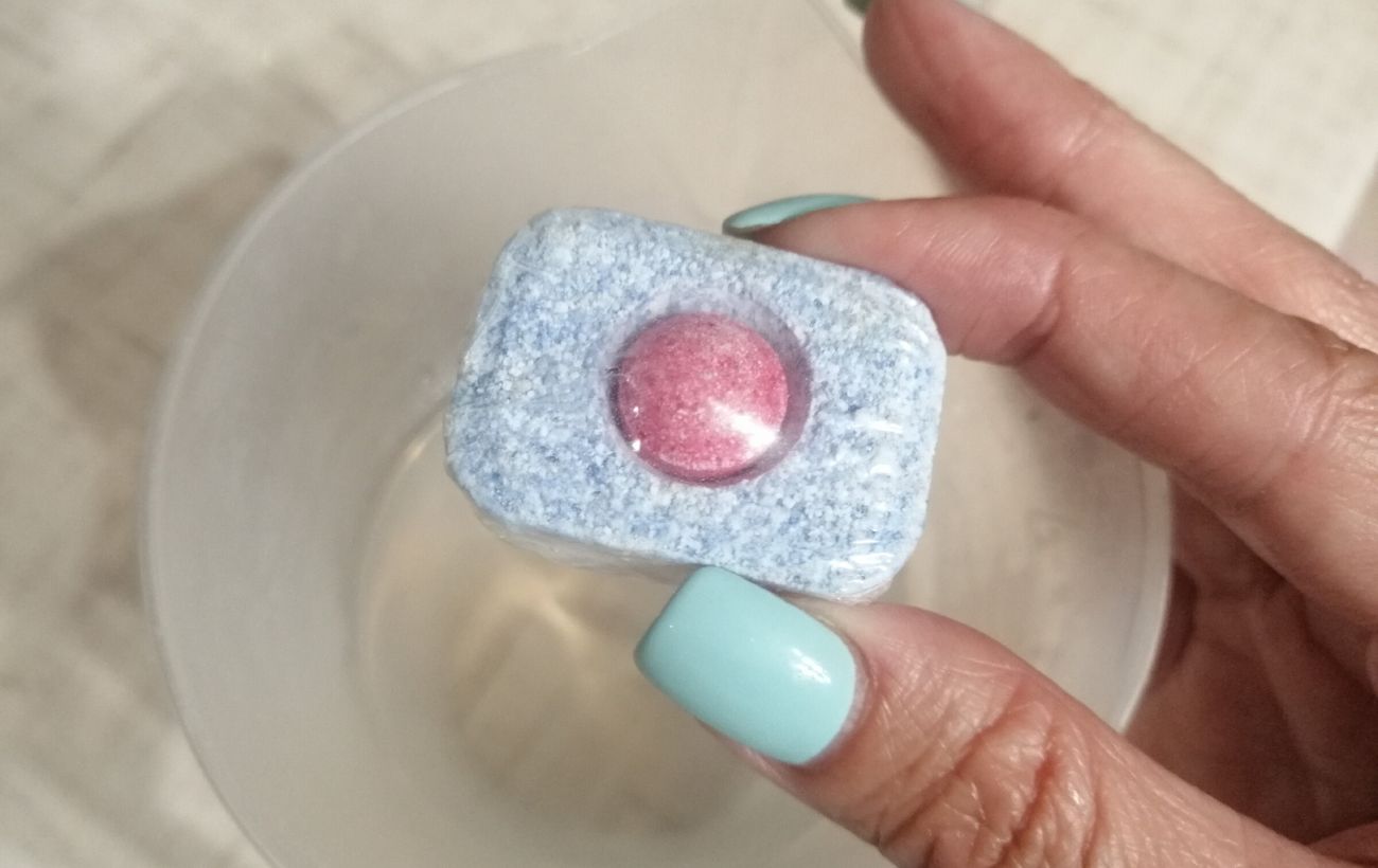 Господині розповіли, як перетворити старі жовті подушки на білі за одне прання