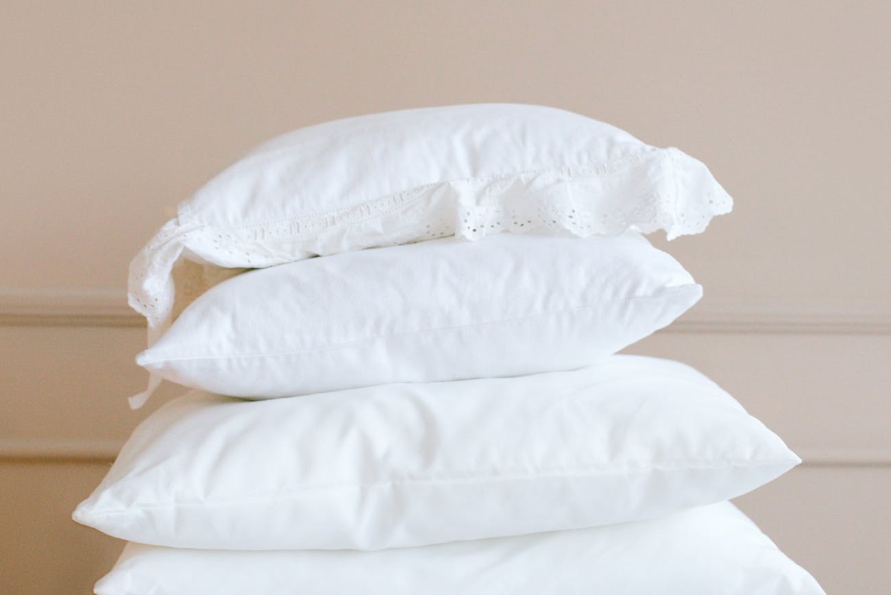 Господині розповіли, як перетворити старі жовті подушки на білі за одне прання