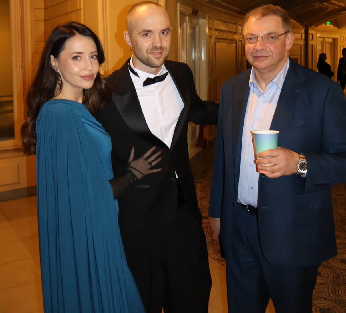 Дорофєєва та Кацурін попозували з Олегом Гороховським на концерті Монатіка