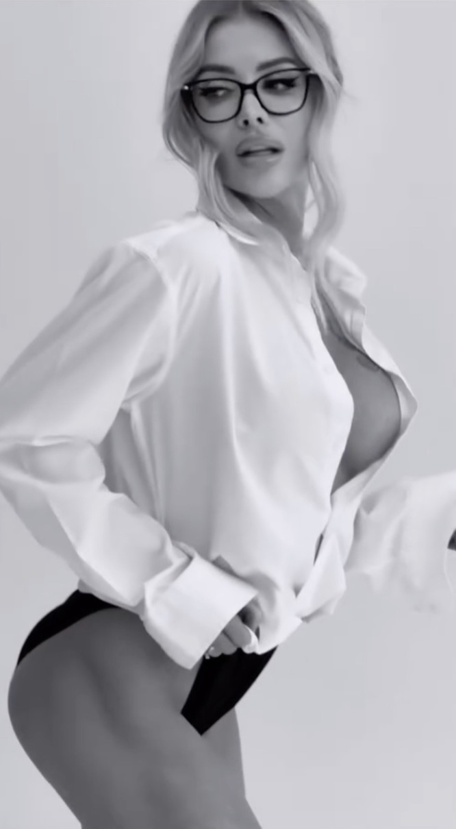 Валерія Крук у трусиках блиснула сідницями та в сорочці засвітила декольте