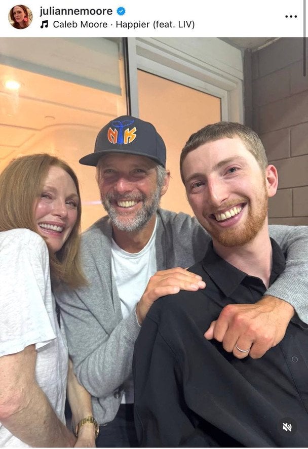 Джуліанна Мур із сином і чоловіком