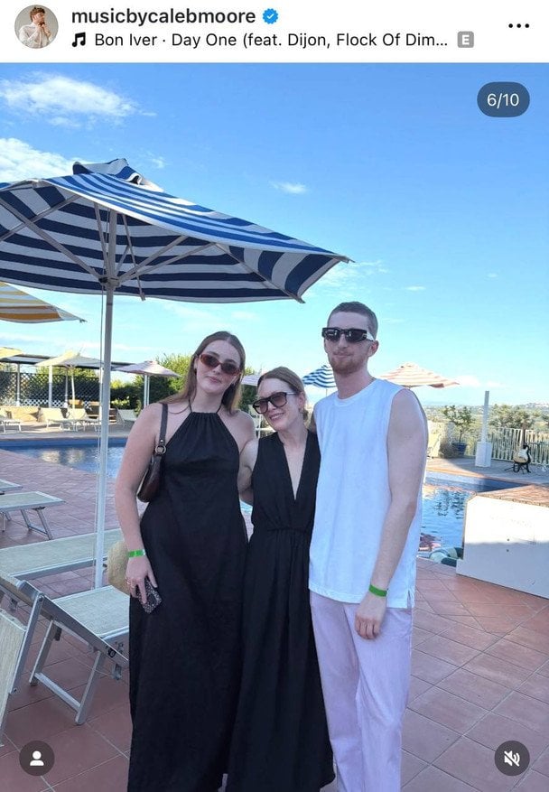 Джуліанна Мур із донькою та сином