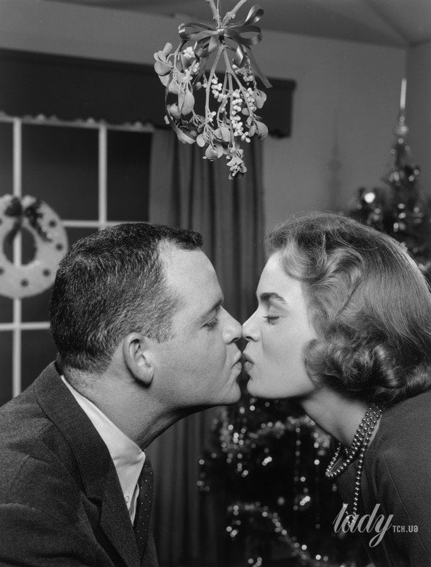 Різдвяний поцілунок під омелою / © Getty Images