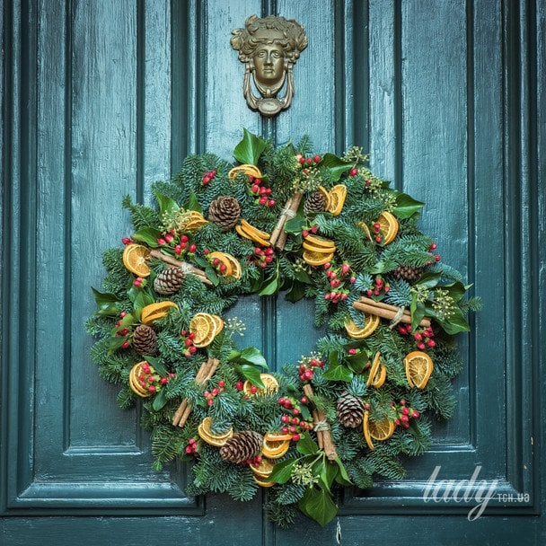 Різдвяний вінок на дверях / © Credits