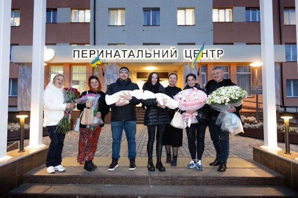 Sonya Kay з чоловіком, синами й родичами / © Чернівецький обласний перинатальний центр