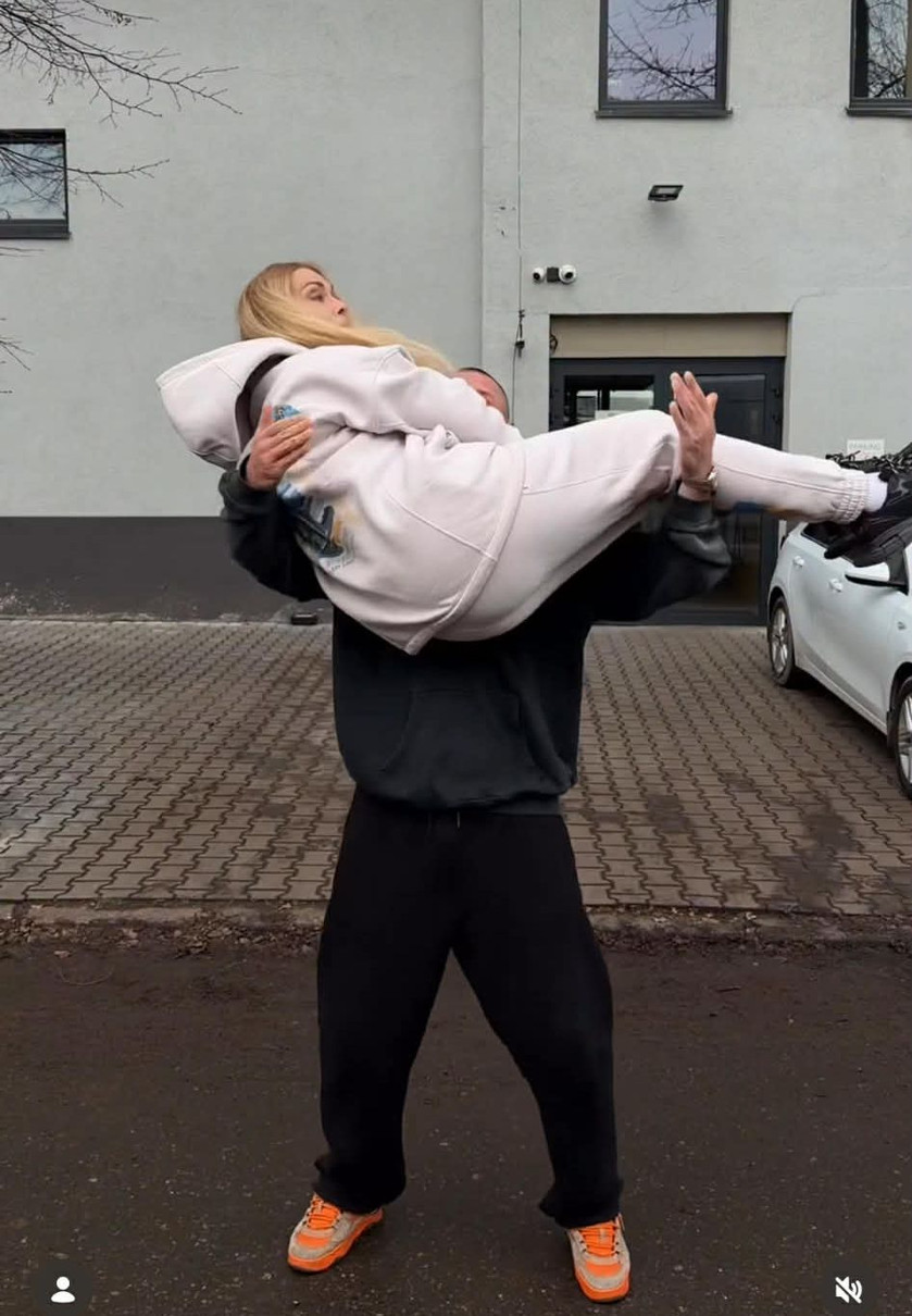 Раніше Тарас уже присідав із Ольгою на руках