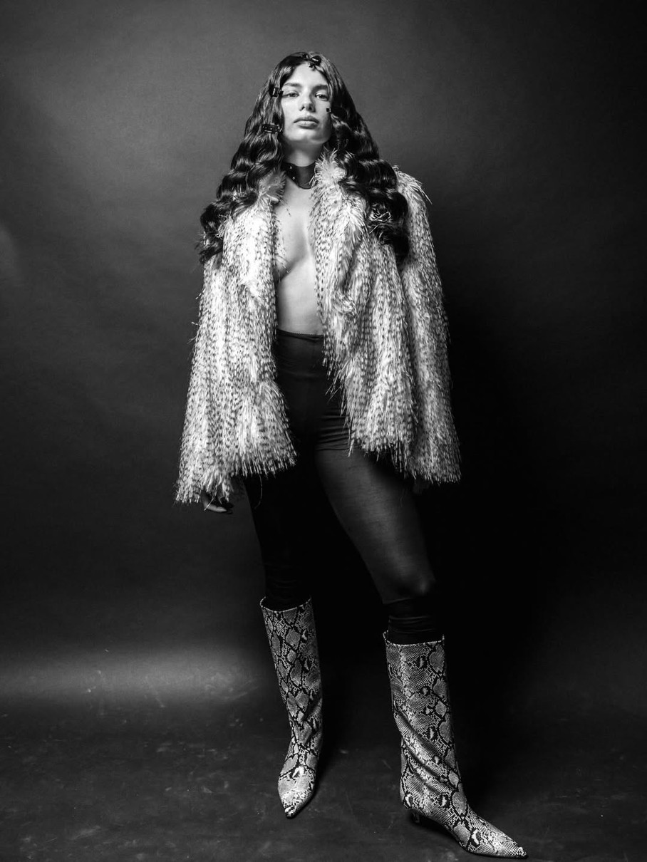 Мішель Андраде в чоботах