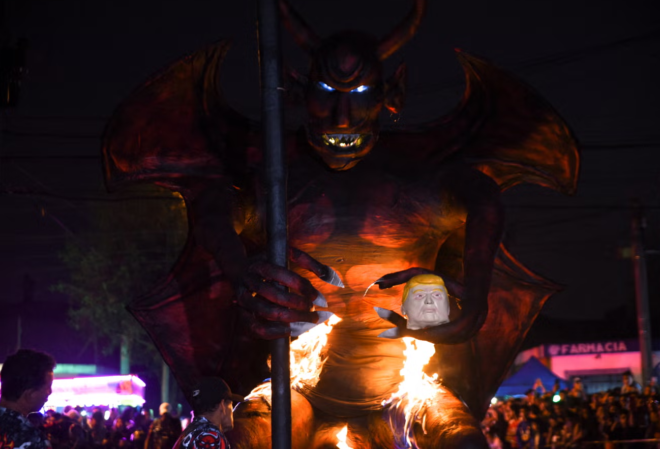 У Гватемалі спалили обезголовлене опудало Трампа у руках диявола (ФОТО, ВІДЕО) - фото 2 У Гватемалі спалили обезголовлене опудало Трампа у руках диявола (ФОТО, ВІДЕО) - фото 2