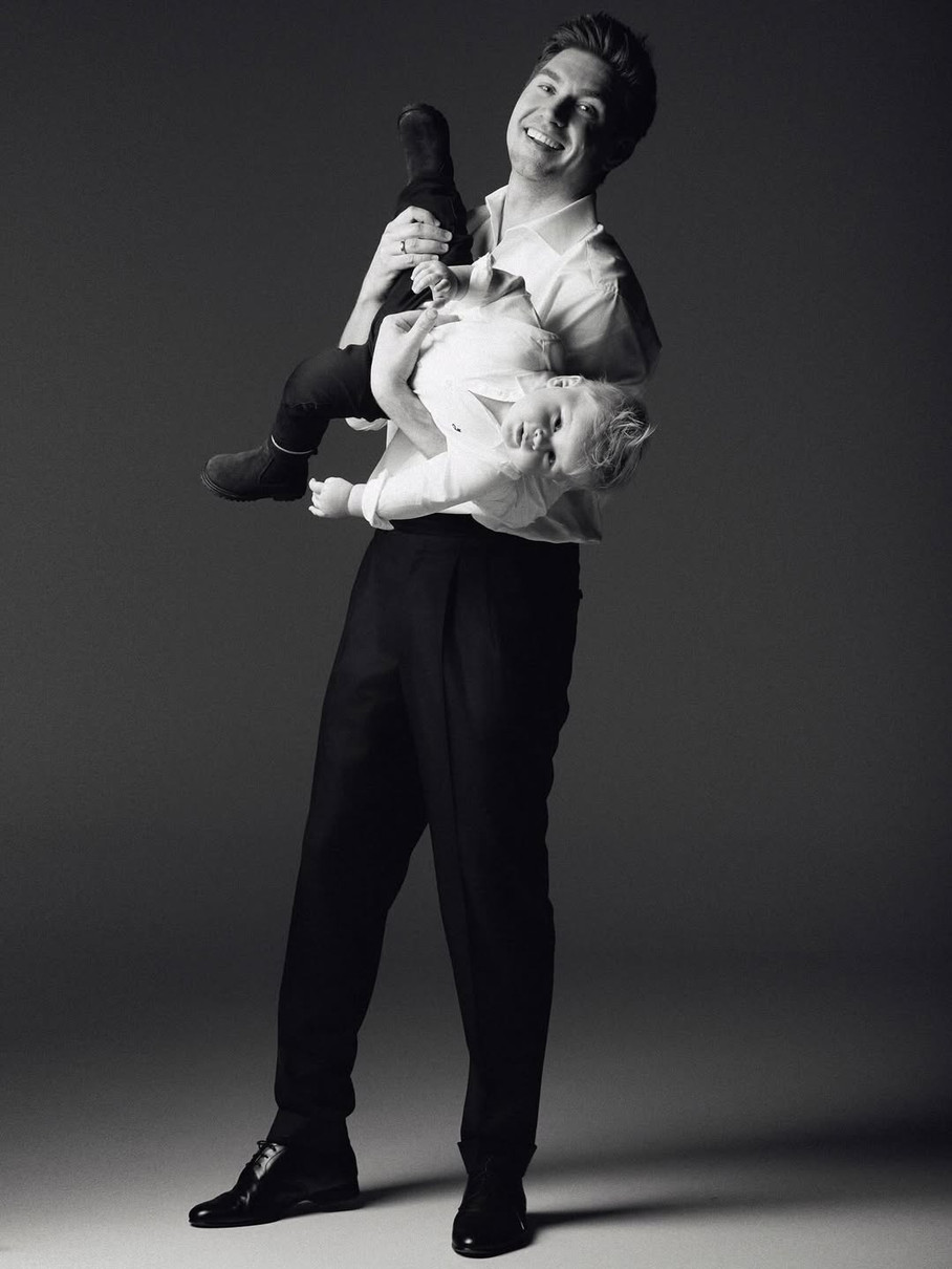 Остапчук з сином Тімом на руках