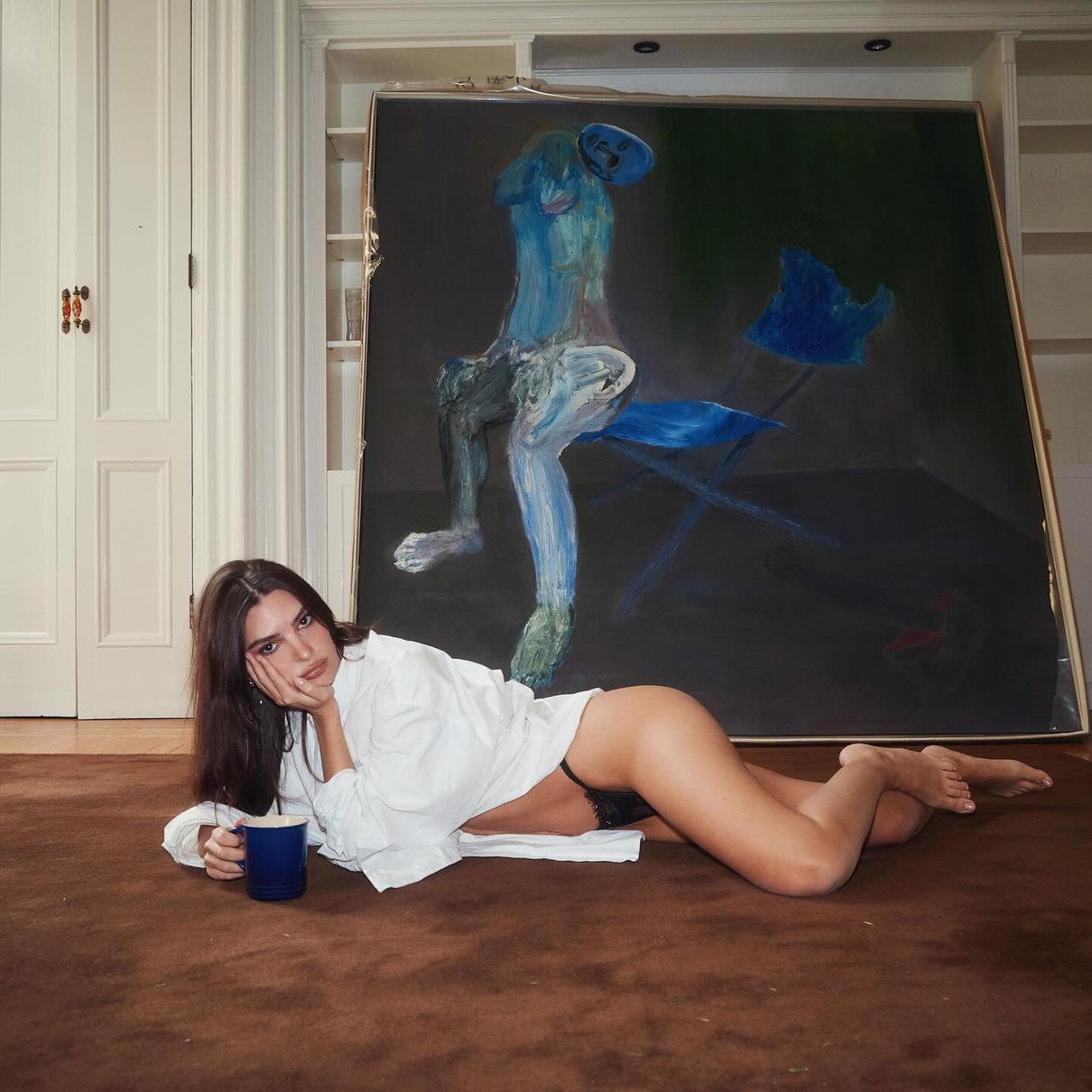 Таке враження, що модель завжди, навіть удома, виглядає сексі і носить лише звабне спіднє