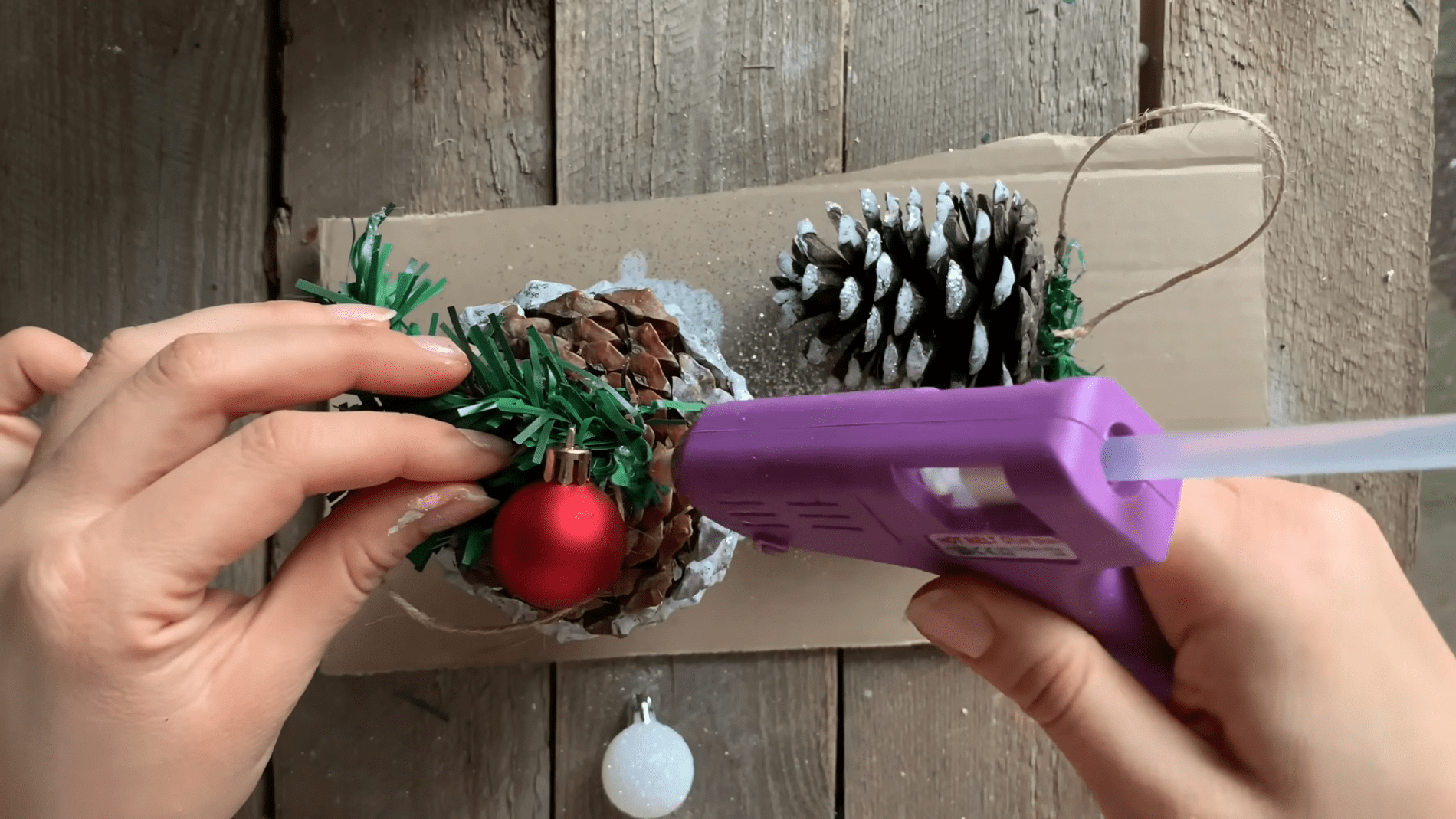 Експерти розповіли, як створити п'ять красивих новорічних композицій із шишок