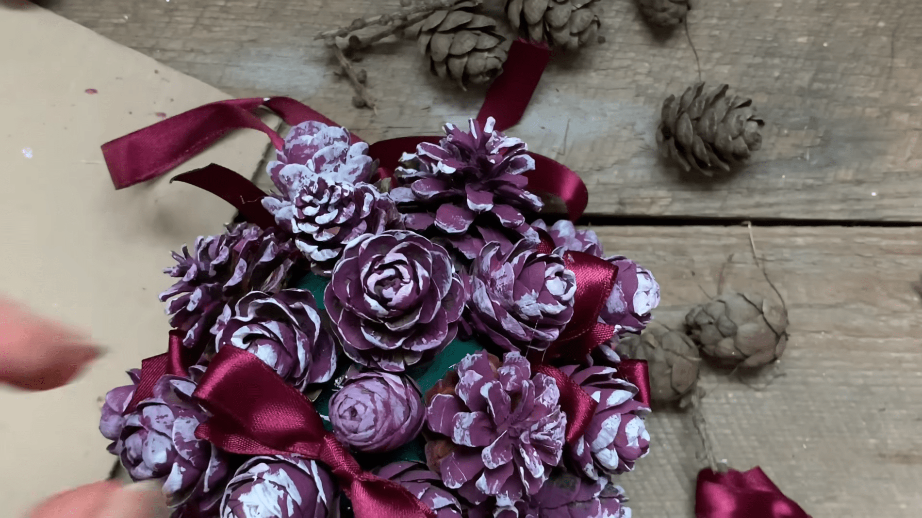 Експерти розповіли, як створити п'ять красивих новорічних композицій із шишок