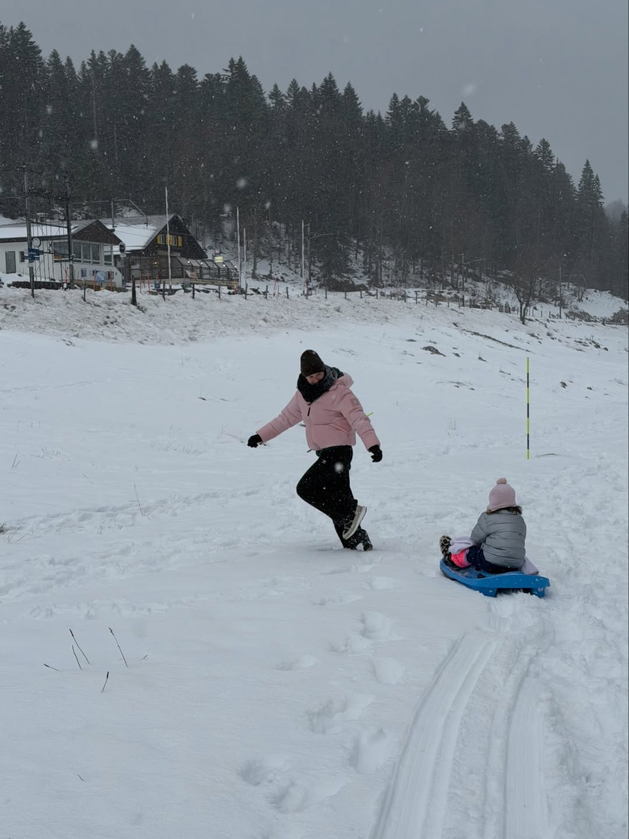 Еліна Світоліна показала як катає доньку на санях