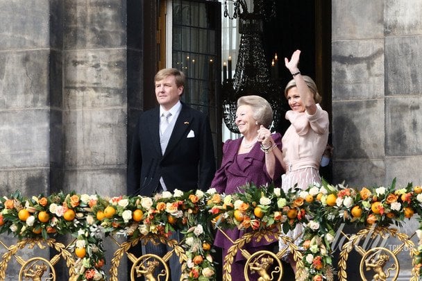 Король Віллем-Олександр, принцеса Беатрікс і королева Максима на балконі Королівського палацу після зречення престолу і перед інавгурацією короля Віллема-Олександра 30 квітня 2013 року в Амстердамі / © Getty Images