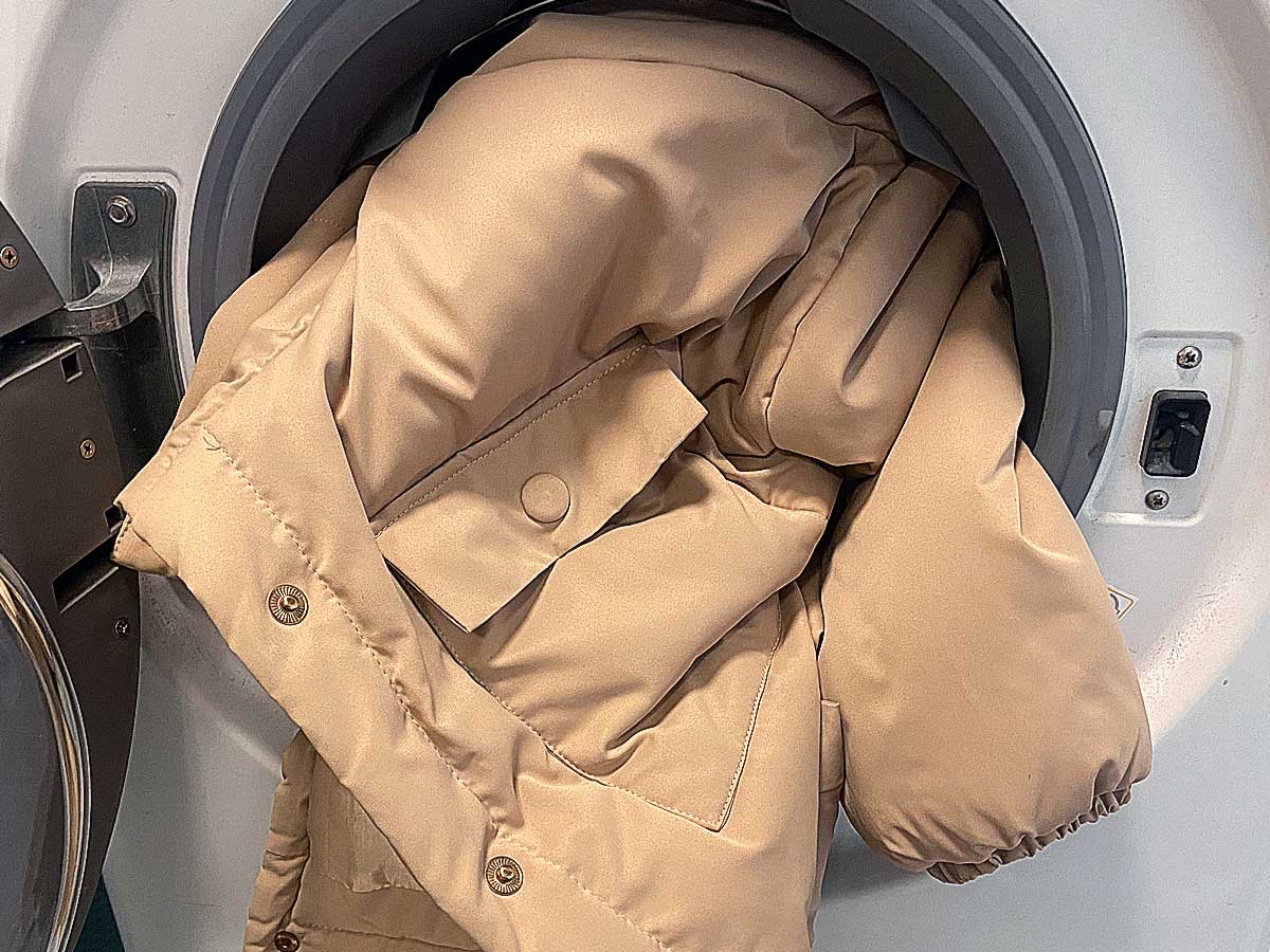 Експерти порадили, як правильно прати пуховик у пральній машині, аби він не збивався в грудочки