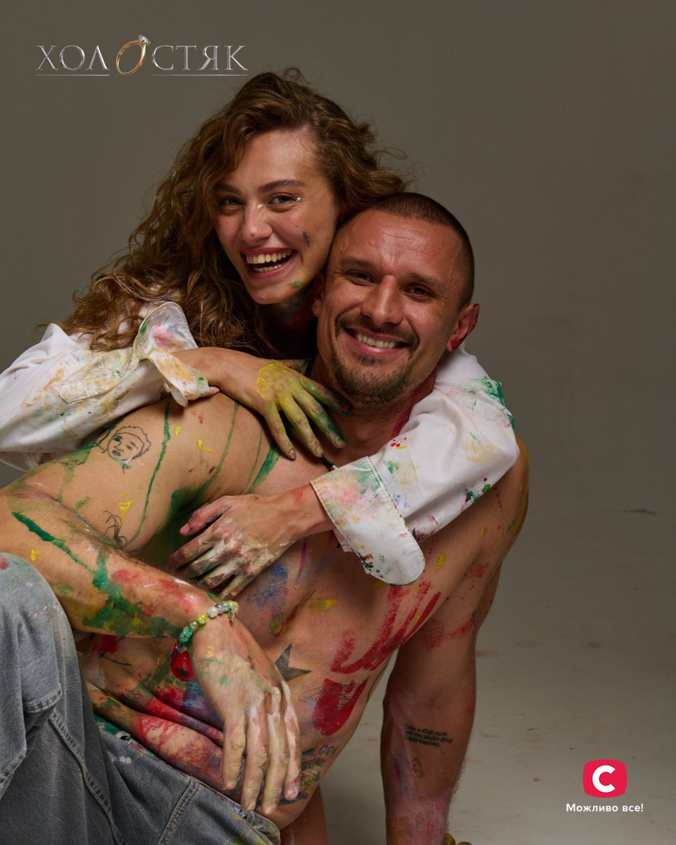 Тарас Цимбалюк топлес обмазався фарбою з учасницею Холостяка для фото