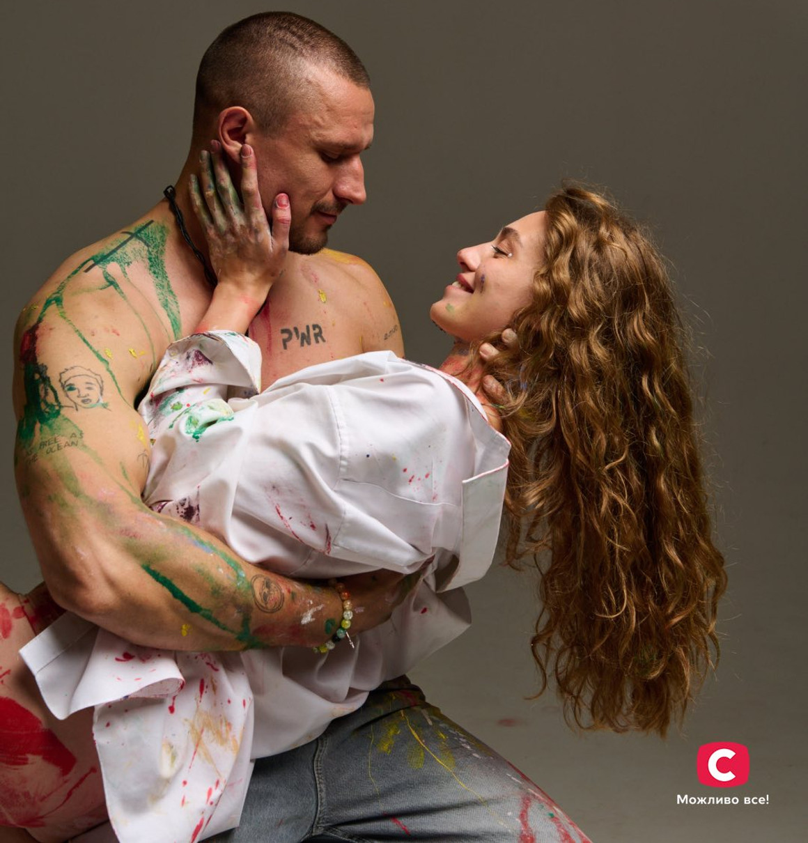 Тарас Цимбалюк з учасницею Холостяка у себе на колінах