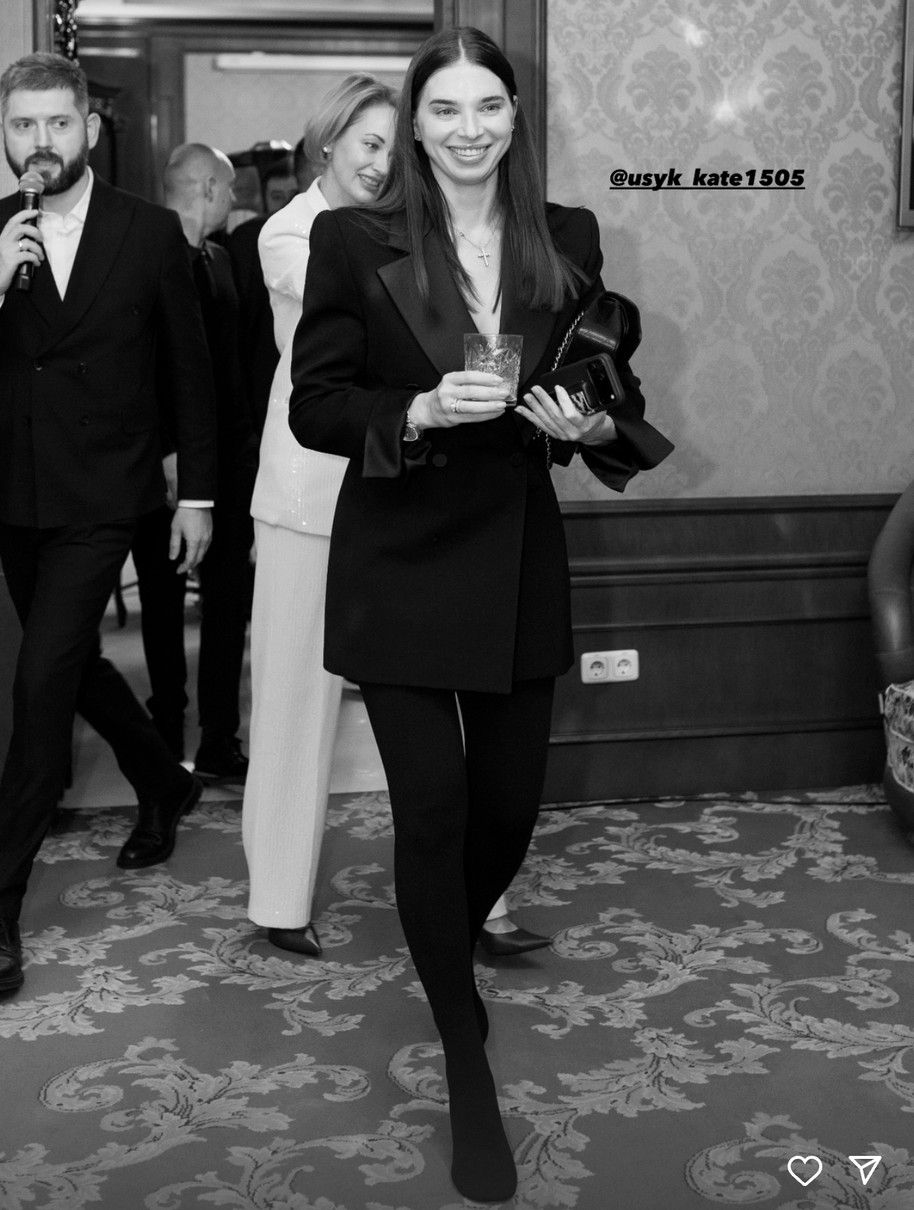 Дружина Усика у міні засвітила довгі ноги на заході