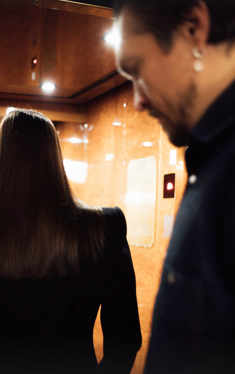 Олександр Усик з дружиною наробили ефектних фото в ліфті