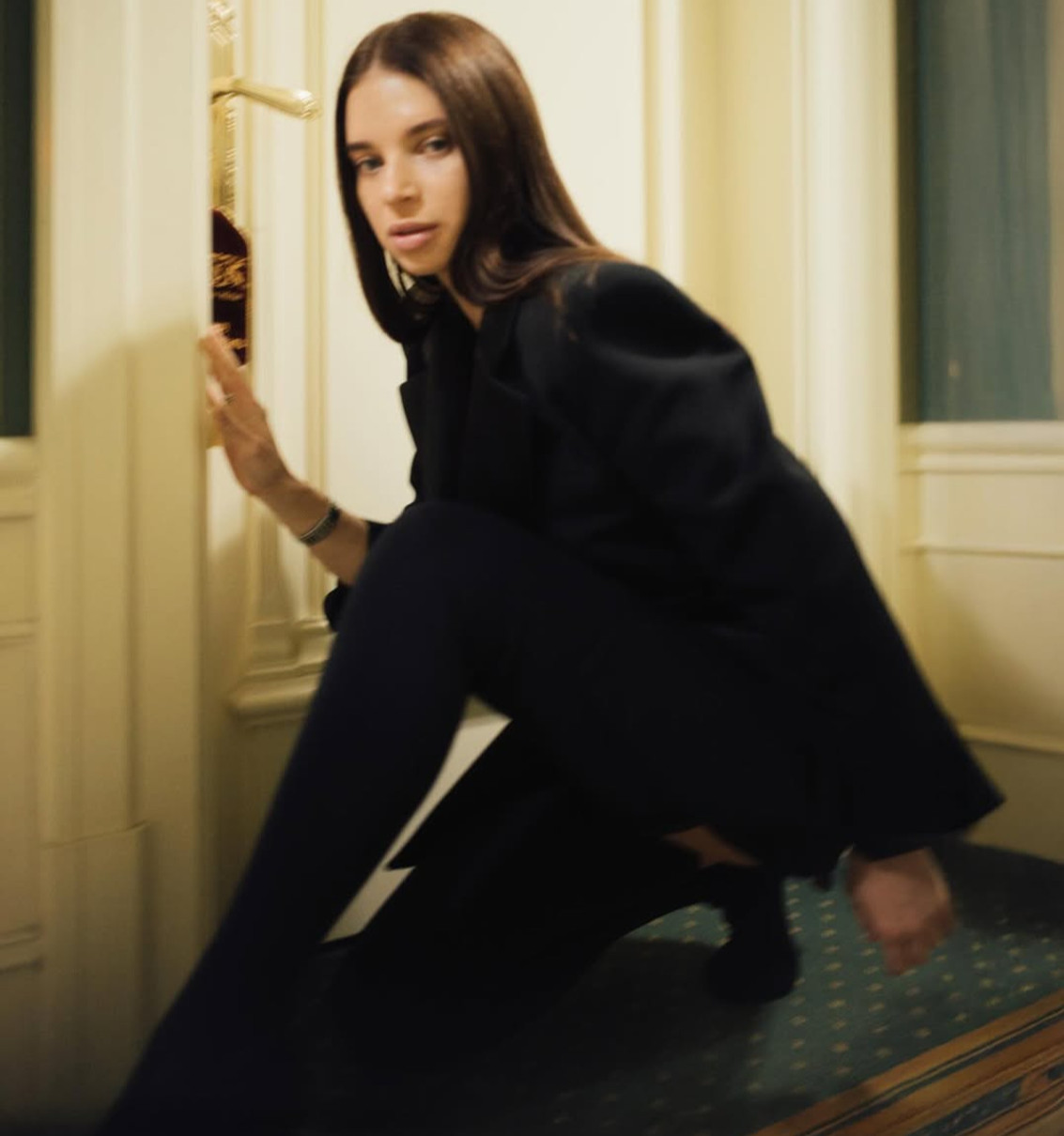 Дружина Усика грайливо попозувала в готелі в елегантному луці